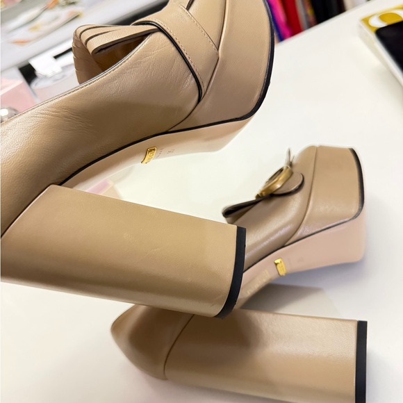 Gucci Beige Leather Fringe Heels Double G Logo Leather Pumps - Picture 4 of 9